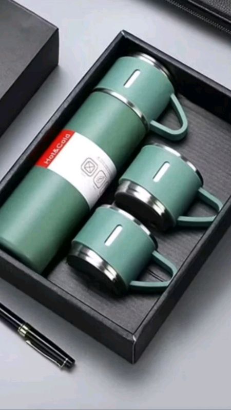Kit Garrafa Térmica 500ml + 3 xícaras.
