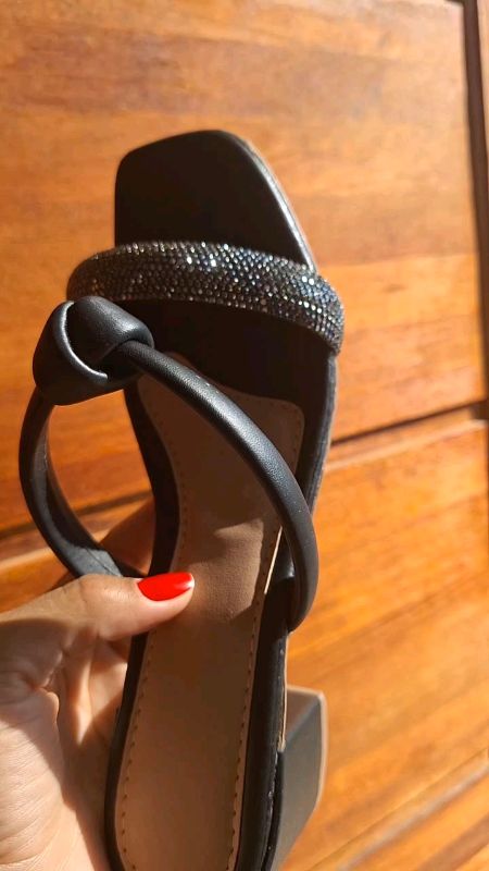 Minha pretinha chegou e estou apaixonada ❤️✨️🤌 Lindaa e confortável 😍#sandaliapreta