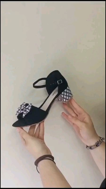 A Sandália Belelê com salto baixo e laço traseiro é perfeita para quem ama estar na moda sem abrir mão do conforto. Ideal para usar no trabalho.
