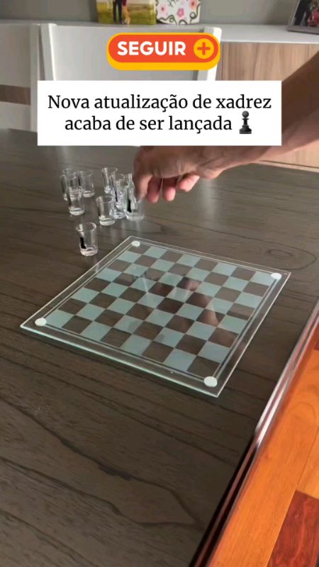 Xadrez de gente grande! Com copos shot de drinks.  Reuna os amigos e veja quem vai tomar o Xeque mate primeiro ou do oponente ou do próprio tabuleiro