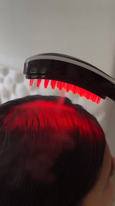 ESCOVA DE CABELO COM NANO LED Ativadores de Crescimento😱🔥 #EscovaLED #escovalaser #escovadecabelo #crescimentocapilar #crescimento #terapiacapilar