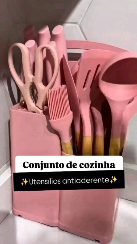 Jogo de utensílios de cozinha de silicone e madeira. #jogodeutensiliosdecozinha #utensiliosdecozinha #jogodesilicone #facas #talheres #garfos #tabua