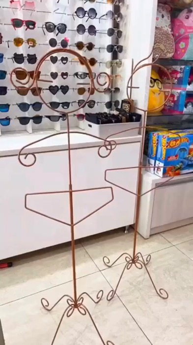 Manequim casal infantil #manequim #manequimaramado #manequiminfantil #expositormetal #manequimferro#vitrine #ExpositorDeRoupas##lojaderoupas