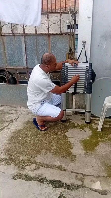 Escada Telescópica ERB Máquinas 16 Degraus Dobrável de Alumínio Travas nos Degraus Antiderrapantes