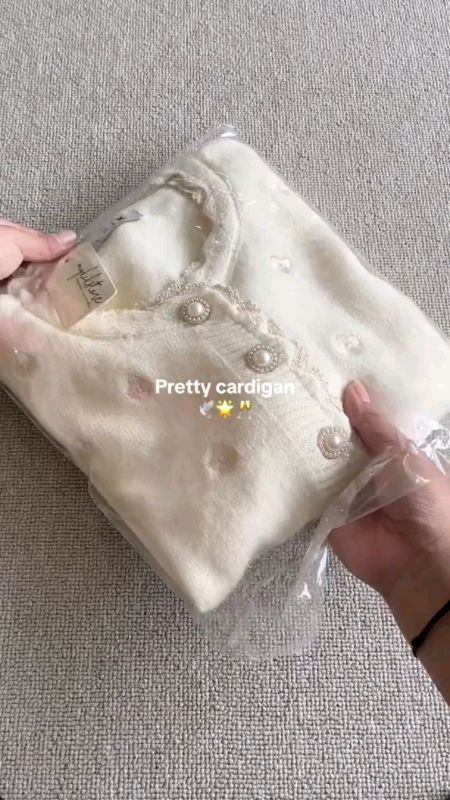 Cardigan feminino delicado na cor creme, confeccionado em tecido macio e confortável. Possui botões frontais decorativos, detalhes em renda na gola🤍.