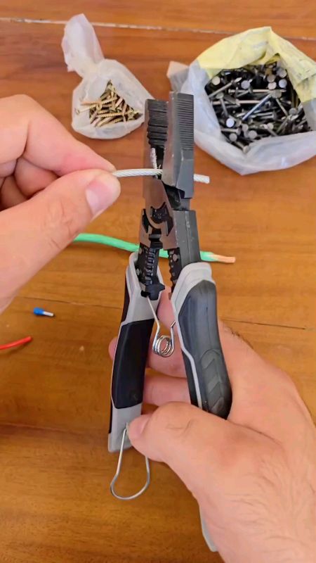 Alicate com alto poder de corte                #Alicate#Eletricista#casa#fiu