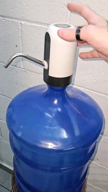 Bomba elétrica recarregável para galão de água. Prática, portátil e fácil de usar no dia a dia. #bombaeletrica #galao #agua #cozinha #praticidade