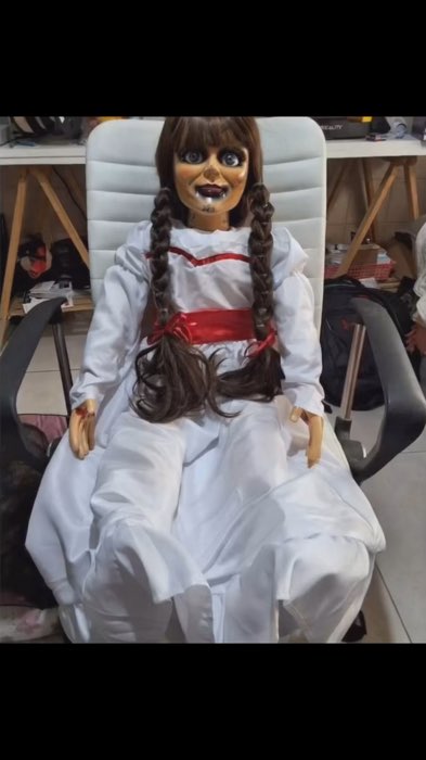 A boneca mais assustadora e desejada chegou pra quem ama emoção de verdade. #Annabelle #BonecaAssombrada #Terror #DecoraçãoCriativa #Colecionáveis