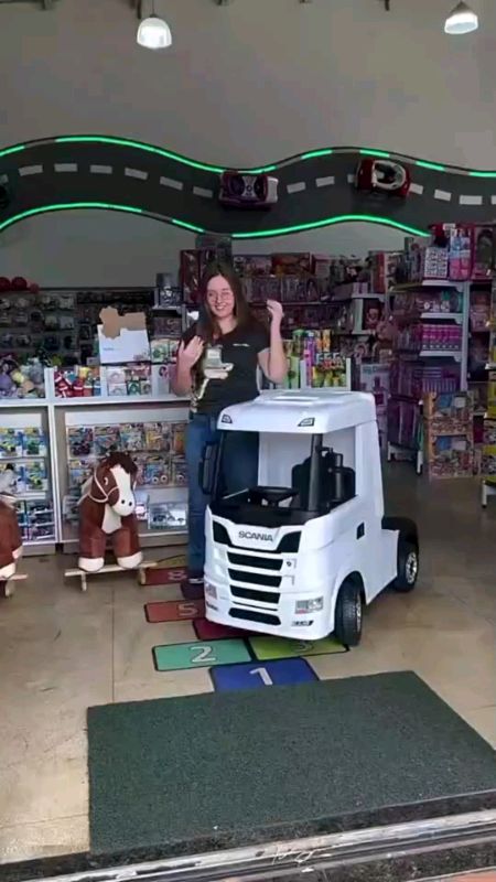 caminhão truck Scania #caminhaoeletrico #infantil #truck #achadinhos