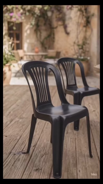 Kit Cadeiras Bistrô Jogo de Poltrona Plástica Reforçada. Versáteis para qualquer ambiente e muito resistentes. Veja os detalhes. #cadeirabistro #casa
