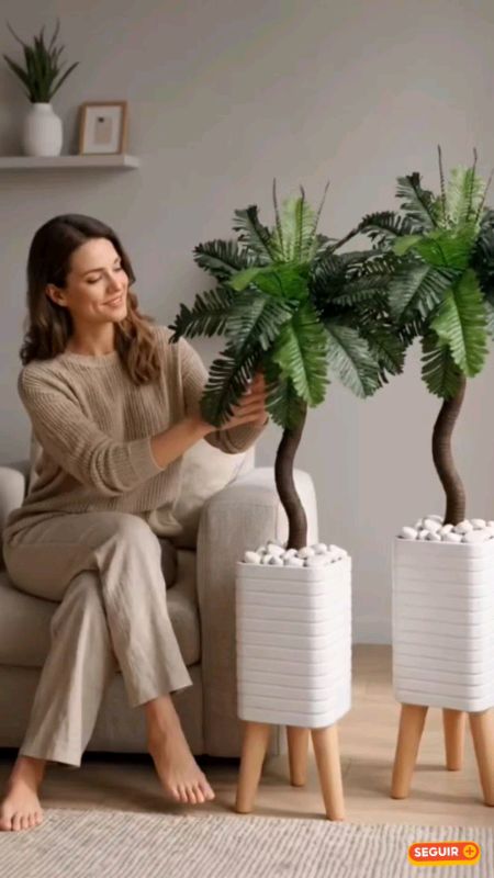 Kit Decorativo Sala 2 Planta Artificial Com 2 Vasos Cachepot Design Moderno Decoração De Sala Casa Nova#kitdecorativo #plantaartificial