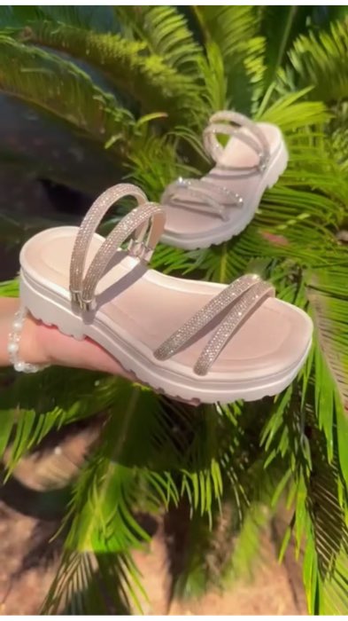 Sabe aquela sandália que combina com tudo e ainda chama atenção? É essa aqui! 💫💖 #sandalia #charme #conforto #linda #brilho #shopee #viral #fy #fyp