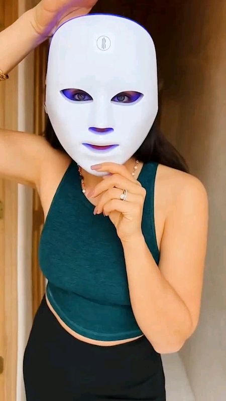 Essa máscara facial com 7 cores de LED parece coisa de clínica! 💆‍♀️ Ajuda na pele oleosa, acne e manchas. #cuidadocomapele #ledterapia