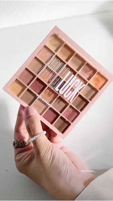 Paleta de sombras com 25 cores para você arrasar nas makes! #sombra #glitter #paletadesombra #paleta #luck #maquiagem #make
