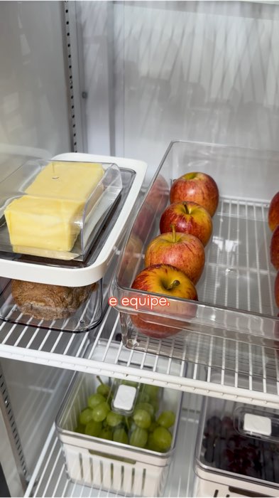 Geladeira arrumadinha = coração quentinho! 🍎🥦 E claro, a Dona Shô não ia deixar esse detalhe de fora, né? 🥰