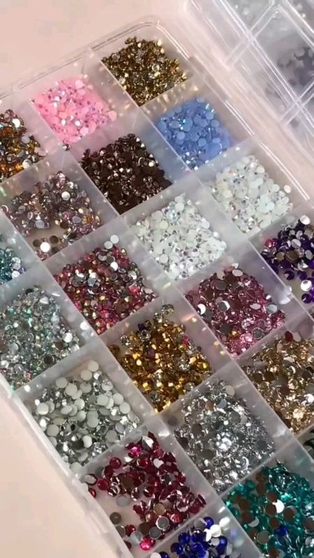 Caixa com pontinho strass para nail art! #strass #nailart #unhas #eitatemachadinhos