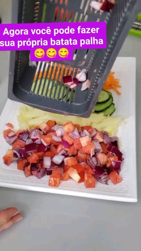 Mandolin, cortador, fatiador... #cozinha #donadecasa #cozinheira #legumes #fatiador #cortador #mandolin clica no link da sacolinha p ver a facilidade