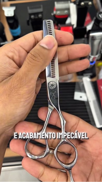 Tesoura profissional 6.0”! Corte preciso, sem marcas e com 35% de desbaste. Ideal pra barbeiros e salões.  #barbeiro #salaodebeleza #tesoura #corte