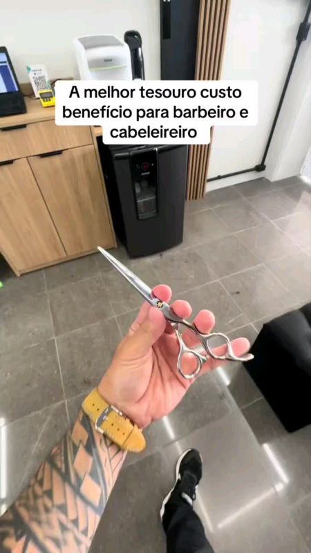 Tesoura Profissional Clássica Original UMI Prateada para Corte de Cabelo #barbearia #salao #cabelereiro #barbeiro #cabelereira
