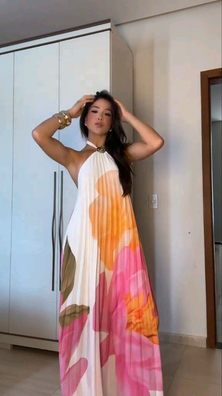 Vestido Longo Plissado Estampado Floral com Fivela dourada e decote nas costas #vestidolongo #vestidosoltinho #vestidoelegante