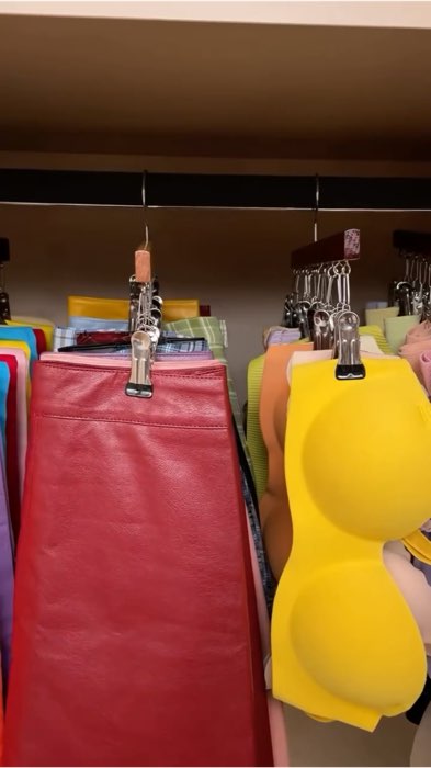 Cabideiro multifuncional de madeira com prendedores para pendurar roupas #organizacao #cabide #prendedor