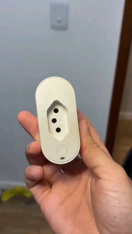 Ligo e desligo tudo pelo celular 😳 smart plug Wi-Fi transforma qualquer tomada em inteligente ⚡ praticidade total! #shopee #tecnologia #viral