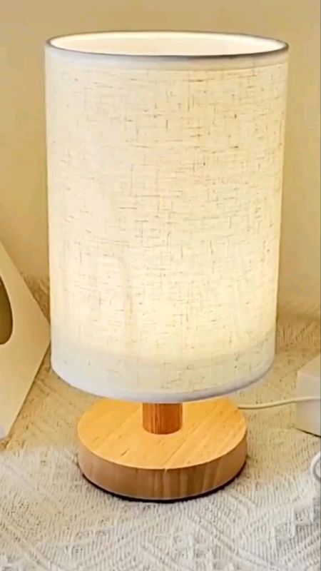lâmpada de mesa de madeira alimentada por USB. Perfeita para criar uma atmosfera aconchegante  #lâmpada #abajur #iluminação #decoração