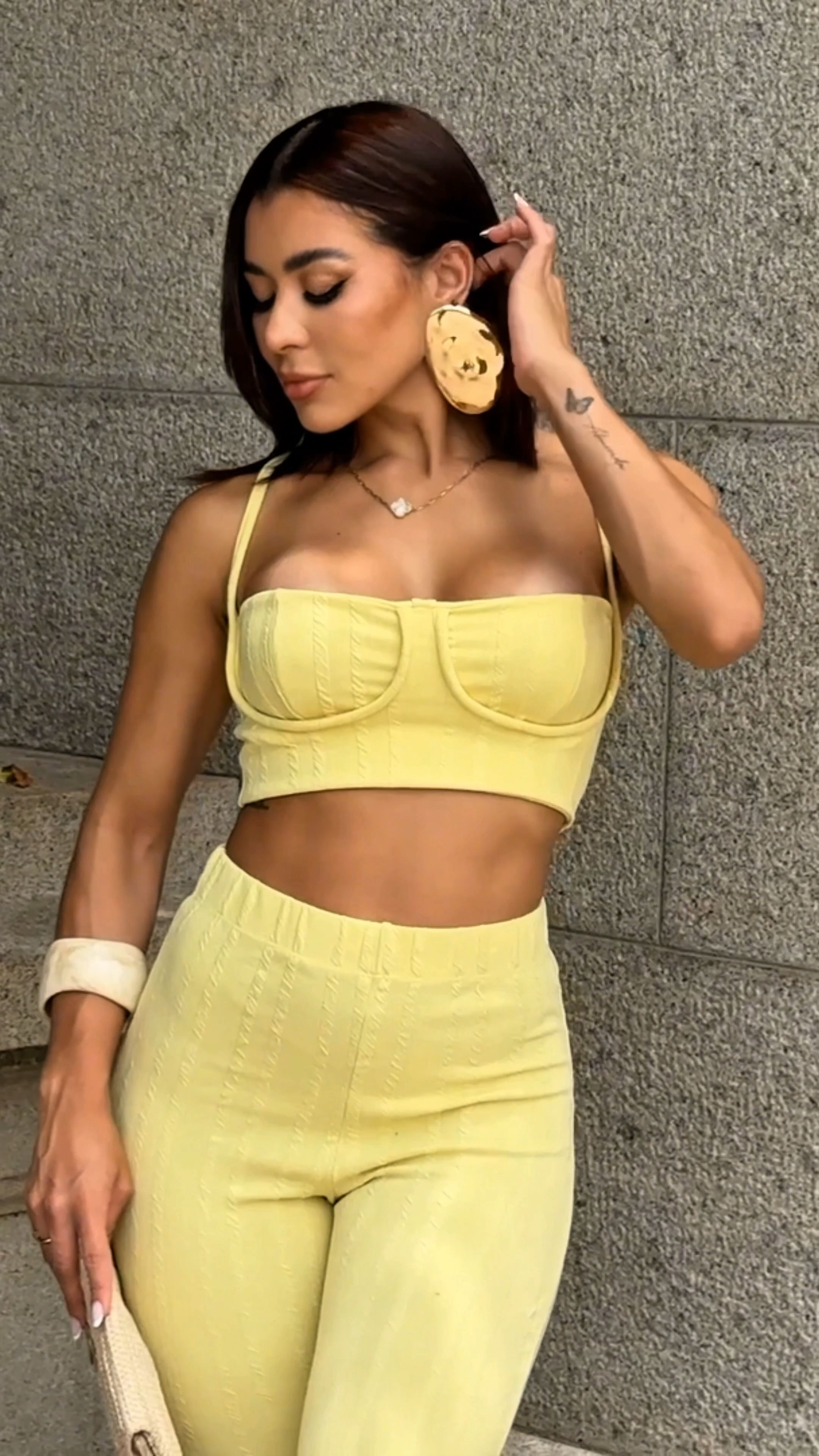 Conjunto amarelo que valoriza suas curvas com conforto e elegância. Perfeito para arrasar em qualquer ocasião! 💃✨