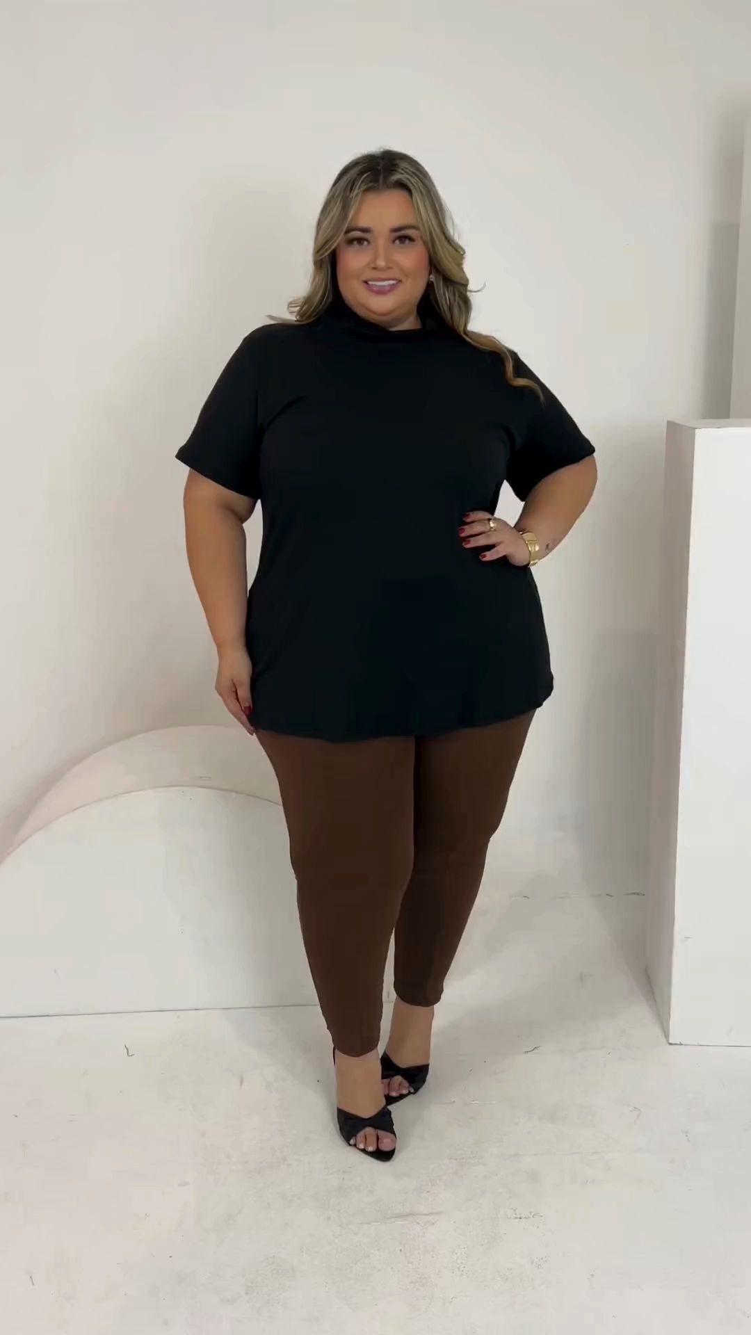 Blusa  de Malha Suede Canelado Alta Plus Size

Experimente o conforto e a elegância da nossa Blusa de Malha Suede Canelado com Gola Alta