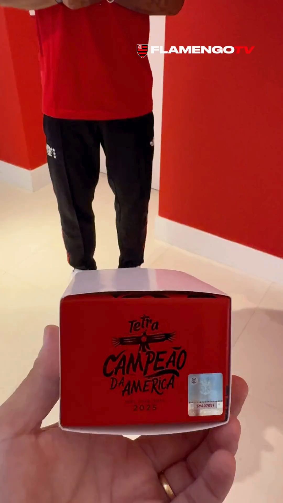 🔴⚫ Relógio do Flamengo comemorativo do Tetra da Libertadores. Mais que um acessório, um marco no pulso. ⌚🏆 Garanta o seu na Loja Oficial do Mengão!