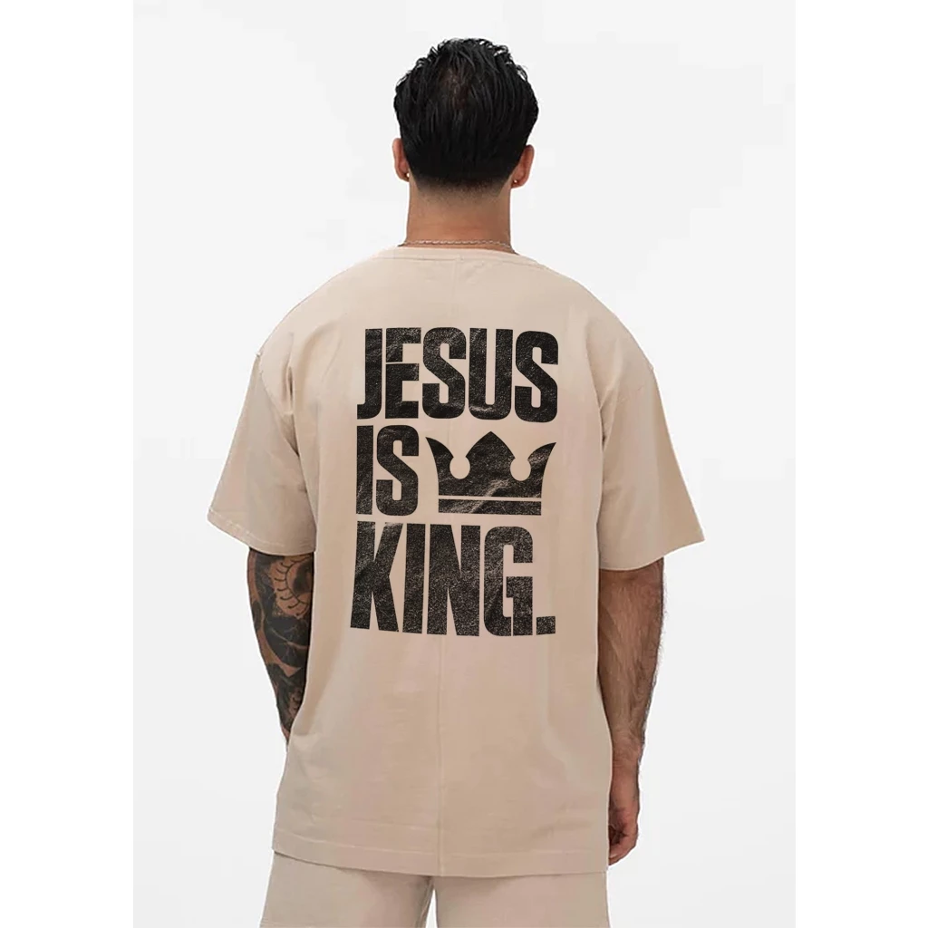 Camiseta Streetwear Jesus is King